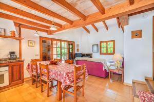 Una cocina y un comedor con mesa y sillas. en Tintorer, en Puerto Pollensa