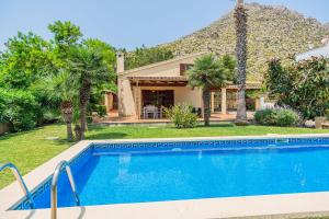 una casa con piscina delante de una casa en Tintorer, en Puerto Pollensa