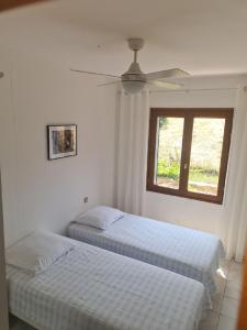 two beds in a bedroom with a window at 6CHK4 Villa 6 personnes dans résidence in Collioure