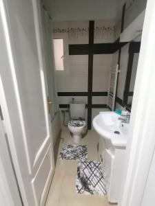 a bathroom with a white toilet and a sink at Le bon sejour in El Aouina Station +10 photos