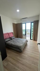 Ένα ή περισσότερα κρεβάτια σε δωμάτιο στο Kuching P Residence Apartment Batu Kawa