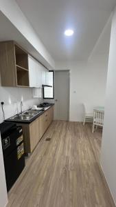 Η κουζίνα ή μικρή κουζίνα στο Kuching P Residence Apartment Batu Kawa +4 φωτογραφίες