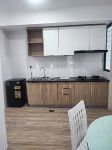 Η κουζίνα ή μικρή κουζίνα στο Kuching P Residence Apartment Batu Kawa