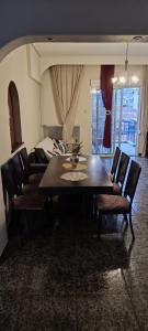 Un comedor con una mesa y sillas y una cama. en Demetra's House, en Volos 10 fotos más