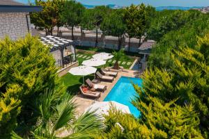 Una vista aérea de un complejo turístico con piscina y sombrillas. en Wind of Çeşme, en Cesme