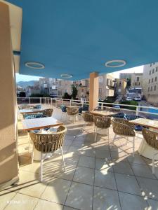 Bazén v ubytování Hôtel Le Claridge nebo v jeho okolí