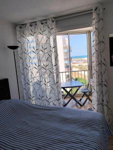 Ένα ή περισσότερα κρεβάτια σε δωμάτιο στο Appartement face à la mer