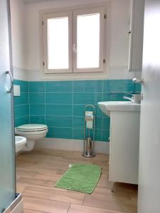 ein Badezimmer mit Toilette und Waschbecken in der Unterkunft Affittimoderni Isola Rossa Borgo - Ulivi 9 in Isola Rossa