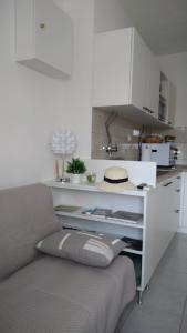 a living room with a couch and a kitchen at Studio apartman Marija in Bol