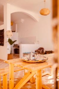 una mesa con un hervidor de agua encima en Tasga Guest House, en Tamraght Ou Fella