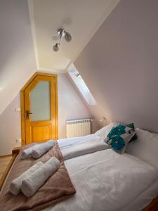 Ένα ή περισσότερα κρεβάτια σε δωμάτιο στο Apartament Pod Ostryszem