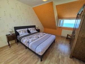 ein kleines Schlafzimmer mit einem Bett und einem Fenster in der Unterkunft Évasion bretonne au bord de l'eau in Plouguerneau