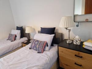 Ένα ή περισσότερα κρεβάτια σε δωμάτιο στο Knockranny apartment