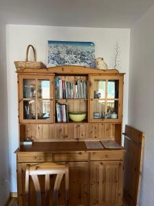 a wooden hutch with a book shelf at Apartamento Margalida en Cerler, Pirineo Huesca in Cerler