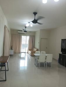 sala de estar con ventilador de techo, mesa y sillas en IJM Sri Utama Condo, en Sandakan