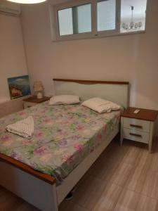 Un dormitorio con una cama y dos mesitas de noche. en Eleni's, en Sarandë