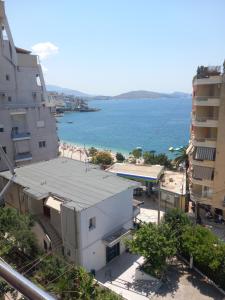 Una vista del océano desde un edificio en Eleni's, en Sarandë