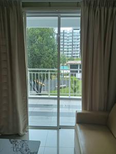ventana grande con vistas a un balcón en IJM Sri Utama Condo, en Sandakan