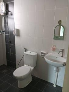 un baño con inodoro y lavabo en IJM Sri Utama Condo, en Sandakan