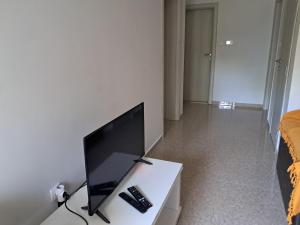 Apartman EXIT-TVRĐAVA的电视和/或娱乐中心