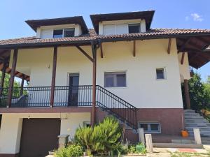 彼得罗瓦拉丁Apartman EXIT-TVRĐAVA的一座大型白色建筑,设有阳台和楼梯