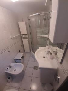 Ένα μπάνιο στο Lavandula Apartment +18 φωτογραφίες