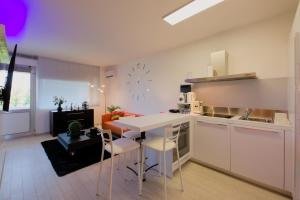 a kitchen with a table and chairs in a room at Bilocale Luxury fronte Ospedale in Udine