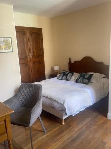 Postel nebo postele na pokoji v ubytování Hôtel des Cymaises