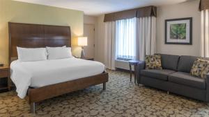 une chambre d'hôtel avec un lit et un canapé dans l'établissement Hilton Garden Inn Plymouth, à Plymouth 31 autres photos