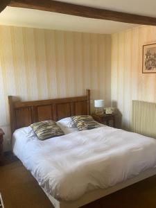 Postel nebo postele na pokoji v ubytování Hôtel des Cymaises