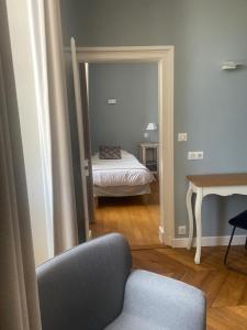 Postel nebo postele na pokoji v ubytování Hôtel des Cymaises