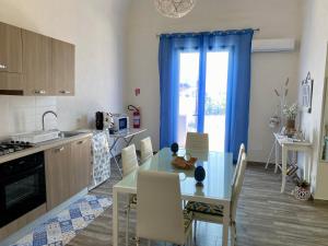 a kitchen with a table and chairs and a window at Casa Vacanze Lorenz in Marsala