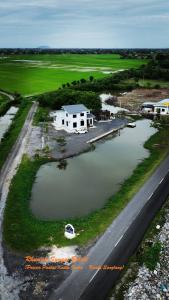 an aerial view of a house next to a lake at Rhumah Sungai Belati in Simpang Empat