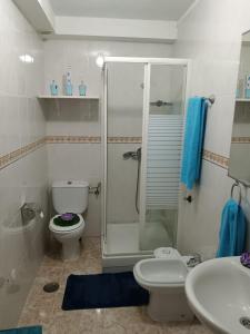 Un baño con ducha, inodoro y lavabo. en Los Cristianos Beach, en Los Cristianos 21 fotos más