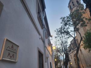 a sign on the side of a building on a street at El Capricho de Vandelvira in Úbeda