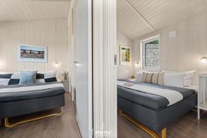 a bedroom with two beds in a room at Ferienhaus Harter Brocken - Sankt Andreasberg im Harz in Sankt Andreasberg