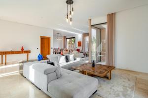 Posezení v ubytování Sumptuous Villa, Heated Pool, 15minutes to City Center, Daily Housekeeping, Private Cook and Chauffeur, Games