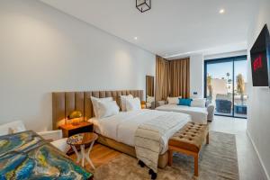 Postel nebo postele na pokoji v ubytování Sumptuous Villa, Heated Pool, 15minutes to City Center, Daily Housekeeping, Private Cook and Chauffeur, Games + 82 fotografií