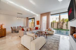 TV a/nebo společenská místnost v ubytování Sumptuous Villa, Heated Pool, 15minutes to City Center, Daily Housekeeping, Private Cook and Chauffeur, Games