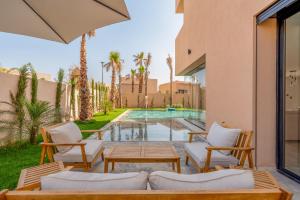 Posezení v ubytování Sumptuous Villa, Heated Pool, 15minutes to City Center, Daily Housekeeping, Private Cook and Chauffeur, Games