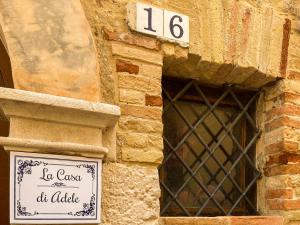 a sign on the side of a building with a window at Casa di Adele in Brittoli