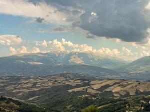 a view of a mountain range under a cloudy sky at Casa di Adele in Brittoli