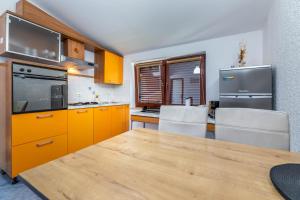 Kuchyň nebo kuchyňský kout v ubytování Apartments Mikulina