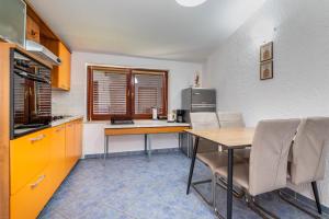 Kuchyň nebo kuchyňský kout v ubytování Apartments Mikulina