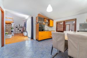 Kuchyň nebo kuchyňský kout v ubytování Apartments Mikulina