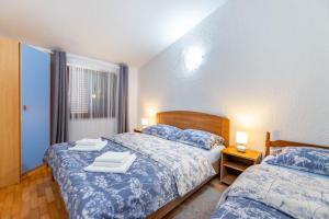 Postel nebo postele na pokoji v ubytování Apartments Mikulina