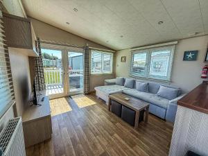 Gallery image of Homely 6 Berth Caravan With Full Decking At Kessingland Beach Ref 90046Bc in Benacre +16 photos