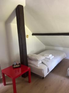 Zimmer mit einem Bett und einem roten Tisch in der Unterkunft The Little House of Spa in Spa + 37 Fotos