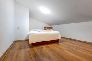 Postel nebo postele na pokoji v ubytování Apartments Mikulina