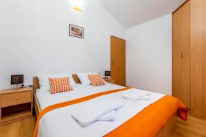 Postel nebo postele na pokoji v ubytování Apartments Mikulina